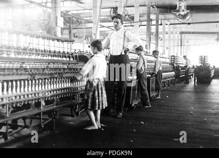 Un giovane spinner in Yazoo City mulini di filato. Ha affermato di essere 13, ma dubbia, Maggio 1911 Foto Stock