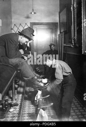 Greel Shoe-Shining del salotto. Ha detto che era di 15 anni. Opere alcune notti fino al 11 P.M. Indianapolis, Ind, Agosto 1908 Foto Stock