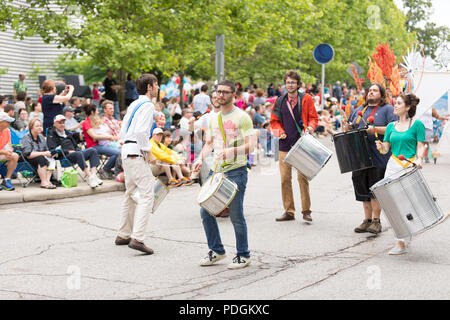 Cleveland, Ohio, Stati Uniti d'America - 9 giugno 2018 un gruppo di percussionisti all'arte astratta festival Parade il cerchio Foto Stock