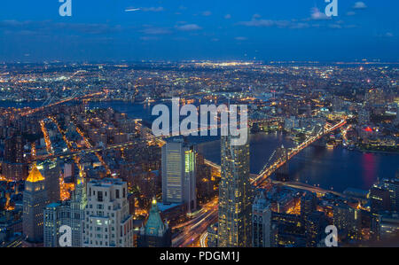 Vista del Ponte di Brooklyn Bridge da un Osservatorio mondiale Foto Stock