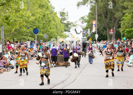 Cleveland, Ohio, Stati Uniti d'America - 9 giugno 2018 donne eseguire una danza africana all'arte astratta festival Parade il cerchio Foto Stock