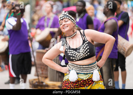 Cleveland, Ohio, Stati Uniti d'America - 9 giugno 2018 donne eseguire una danza africana all'arte astratta festival Parade il cerchio Foto Stock
