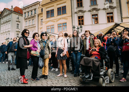 Praga, Repubblica Ceca - 22 Settembre 2017: gruppo di turisti tenendo la foto del Municipio con il suo Orologio Astronomico - Orloj. Foto Stock