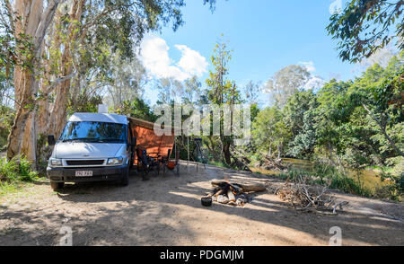 Ford Transit camper in un campeggio ombreggiato con un accampamento dal Fiume Barron, Biboohra, estremo Nord Queensland, FNQ, QLD, Australia Foto Stock