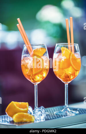 Aperol spritz drink sul bancone bar in pub o ristorante. Foto Stock