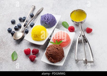 Gelato con noci e bacche. Cioccolato e gelato Foto Stock
