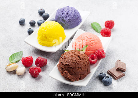 Gelato con noci e bacche. Cioccolato e gelato Foto Stock