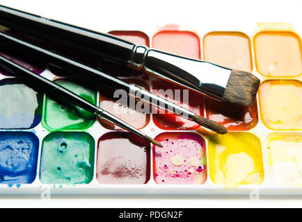 Paintbox acquerello e pennelli close-up Foto Stock