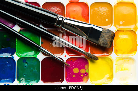 Paintbox acquerello e pennelli close-up Foto Stock