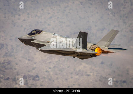 Un F-35un fulmine II, assegnato alla 56th Fighter Wing, decolla da Luke Air Force Base, Ariz., 3 Agosto, 2018. Attualmente 72 F-35's sono assegnati a Luke AFB battenti oltre 20.000 ore poiché prima di arrivare in 2014. (U.S. Air Force photo by Staff Sgt. Jensen Stidham) Foto Stock