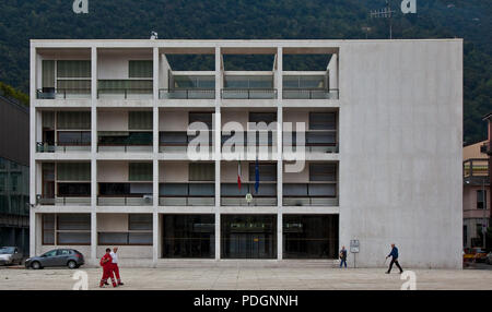 Italien Como la Casa del Fascio 88660 von Giuseppe Terragni 1932-36 als Parteihaus im Stil des Razionalismo errichtet heute Finanzamt Westfassade 33,2 m Foto Stock