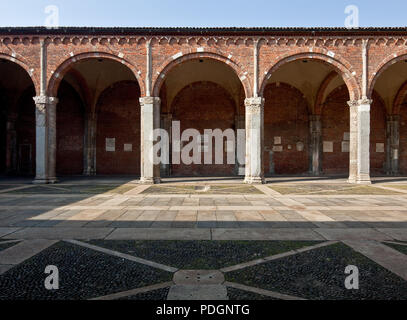 Italien Milano Mailand Kirche San Ambrogio 12 Jh Atrium Pfeilerarkaden des Nordflügels Ausschnitt. Frühchristliche Kirche Foto Stock