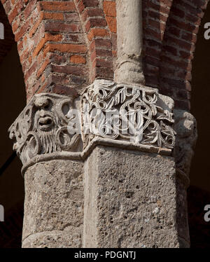 Italien Milano Mailand Kirche San Ambrogio 12 Jh nartece Bündelpfeiler Kapitell Foto Stock