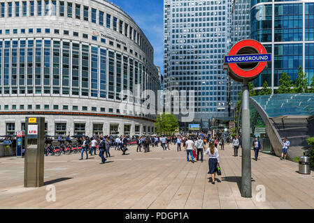 LONDON, Regno Unito - 06 giugno: questa è una vista del famoso Reuters Plaza fuori Canary Wharf stazione nel quartiere finanziario area su Giugno 06, 2 Foto Stock