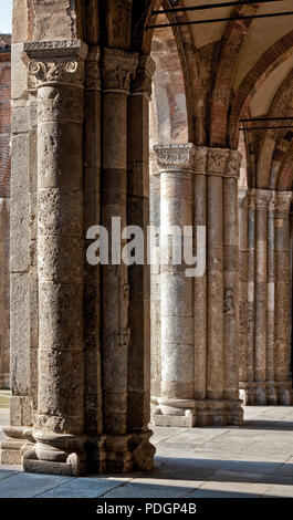 Italien Milano Mailand Kirche San Ambrogio 12 Jh nartece westliche Bündelpfeiler innen nach Nord-Nordwest Foto Stock