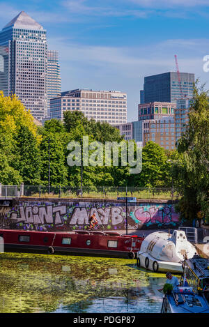 LONDON, Regno Unito - 06 giugno: Vista di Canary Wharf financial district architecture presi da Limehouse tagliati su Giugno 06, 2018 a Londra Foto Stock