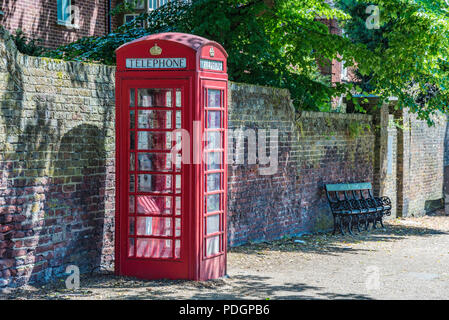 LONDON, Regno Unito - 11 giugno: questo è un tradizionale vecchio telefono britannico box nella zona di Hampstead a Londra il 11 giugno 2018 a Londra Foto Stock