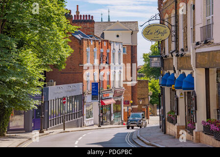 LONDON, Regno Unito - 11 giugno: questa è una vista del villaggio di Hampstead negozi ed edifici, una zona residenziale a nord ovest di Londra il 11 giugno 2018 mi Foto Stock