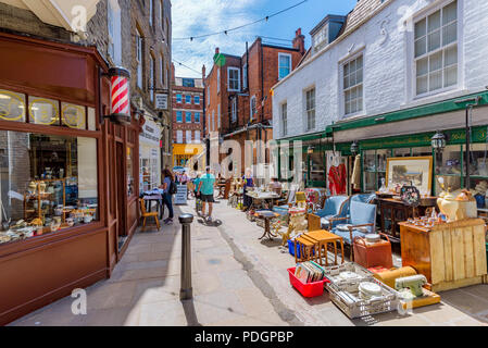 LONDON, Regno Unito - 11 giugno: Vista del pallone a piedi, una vecchia strada con caffè e antichi arti e mestieri negozi nel villaggio di Hampstead a giugno 11, 20 Foto Stock