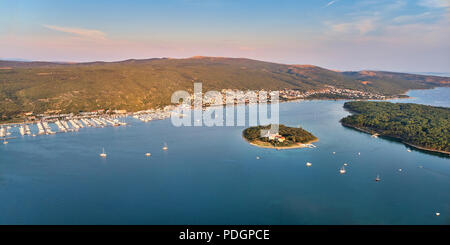 Paese Punat, isola di Krk, Croazia Punat è un comune della Primorje-Gorski Kotar nella parte occidentale della Croazia sull'isola di Krk. Foto Stock