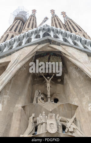 Austera e semplice facciata della Passione della Sagrada Familia a Barcellona, Spagna. Dedicato alla Passione di Cristo, la sofferenza di Gesù durante il suo cr Foto Stock