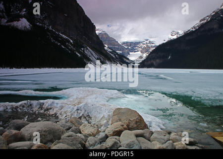 Il lago Louise in maggio. Il Parco Nazionale di Banff, Alberta, Canada Foto Stock