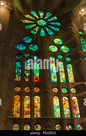 Geometriche di vetro macchiato in disegni di Sagrada Familia windows, Barcelona, Spagna. Ciascuna unità è chiamato dopo una persona o un luogo di significato religioso e Foto Stock