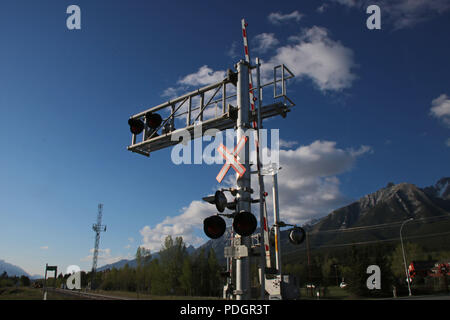 Attraversamento ferroviario segno. Canmore, Alberta, Canada. Foto Stock