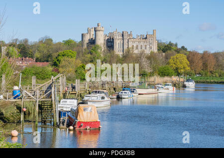 Fiume Arun con barche ormeggiate e Arundel Castle la distanza, in tarda primavera in Arundel, West Sussex, in Inghilterra, Regno Unito. Foto Stock