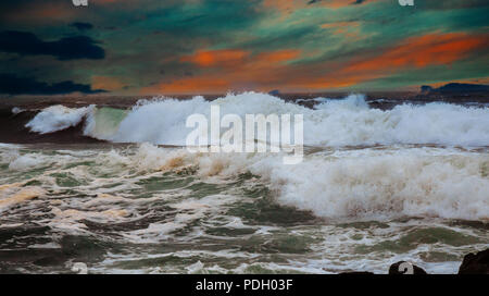 Incredibile onde schiumoso. fantastica spiaggia tramonto con orizzonte infinito e Solitarie figure nella distanza Foto Stock