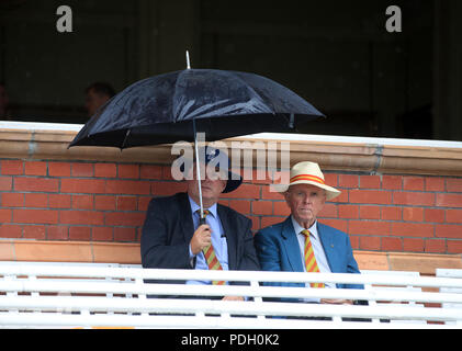 MCC membri attendere per giocare all'avvio durante il giorno una delle Specsavers secondo test match in eterno, Londra. Foto Stock