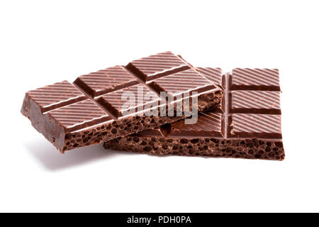 Nero di due blocchi di cioccolato isolato su sfondo bianco Foto Stock