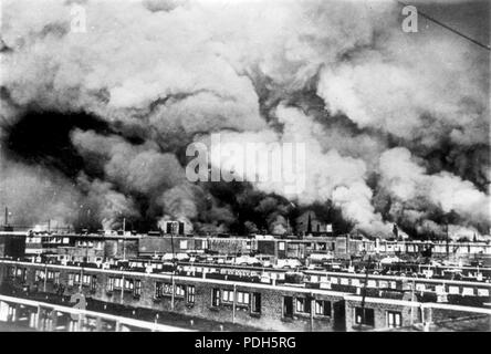 282 Rotterdam staat in brand na het beruchte bombardement van 11 mei 1940 Foto Stock