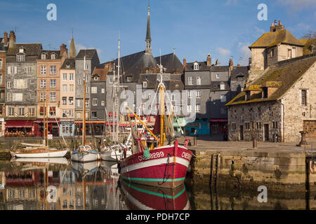 Pesca storico-barca dal Lieutenance nel vecchio porto, Vieux Bassin, Honfleur, Normandia, Francia Foto Stock