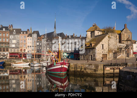 Pesca storico-barca dal Lieutenance nel vecchio porto, Vieux Bassin, Honfleur, Normandia, Francia Foto Stock