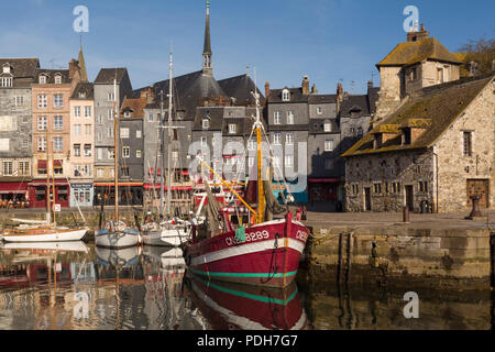 Pesca storico-barca dal Lieutenance nel vecchio porto, Vieux Bassin, Honfleur, Normandia, Francia Foto Stock