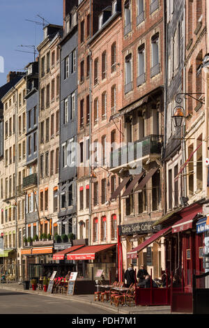 Vecchie case dal porto, Vieux Bassin, in Honfleur, Normandia, Francia Foto Stock