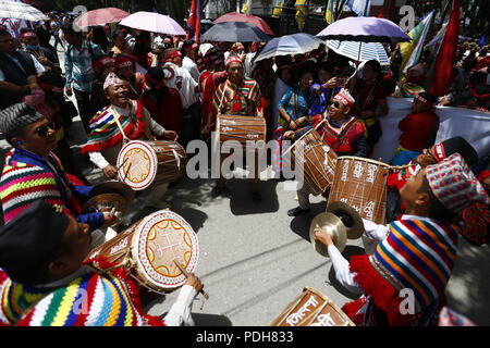 Kathmandu, Nepal. Il 9 agosto, 2018. Gli uomini da vari gruppi etnici musica tradizionale nel corso di una manifestazione per celebrare la Giornata internazionale dei popoli indigeni nel mondo a Kathmandu, Nepal giovedì, 09 agosto 2018. Questo giorno è celebrato in tutto il mondo per promuovere e proteggere i diritti del mondo la popolazione indigena. Credito: Skanda Gautam/ZUMA filo/Alamy Live News Foto Stock