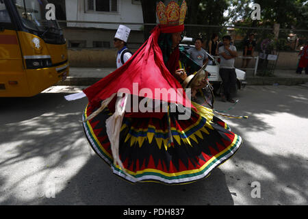 Kathmandu, Nepal. Il 9 agosto, 2018. Un uomo da varie etnie balli di gruppo durante un rally per celebrare la Giornata internazionale dei popoli indigeni nel mondo a Kathmandu, Nepal giovedì, 09 agosto 2018. Questo giorno è celebrato in tutto il mondo per promuovere e proteggere i diritti del mondo la popolazione indigena. Credito: Skanda Gautam/ZUMA filo/Alamy Live News Foto Stock