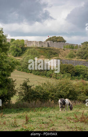 Newport, Isle of Wight, Regno Unito. Il 9 agosto, 2018. Pioggia nuvole raccogliendo oltre il Normanno Carisbrooke castello sull'Isola di Wight dutinga periodo di turba meteo a seguito della recente ondata di caldo. Un gradito cambiamento di temperatura e condizioni di incolla con qualche ritardo pioggia e docce. Credito: Steve Hawkins Fotografia/Alamy Live News Foto Stock