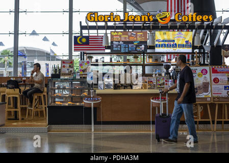 Sepang, Kuala Lumpur, Malesia. Il 9 agosto, 2018. Gloria Jeans cafe caffè visto in aeroporto.L'Aeroporto Internazionale di Kuala Lumpur noto anche come KLIA è il principale malese aeroporto internazionale ed è il ventitreesimo e il più grande aeroporto più trafficato del mondo dalla totale traffico viaggiatori. KLIA fu inaugurato il 27 giugno 1998 dal decimo Yang Di Pertuan Agong, Tuanku Ja'lontano di Negeri Sembilan. Credito: Faris Hadziq SOPA/images/ZUMA filo/Alamy Live News Foto Stock