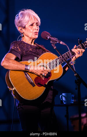 Reggiseno in Italia. 09 agosto 2018. Il leggendario cantante americano-cantautore e attivista politico Joan Baez esibirsi dal vivo sul palco in cortile dell'Agenzia di Pollenzo durante la tariffa "Te ben Tour 2018' Credit: Rodolfo Sassano/Alamy Live News Foto Stock