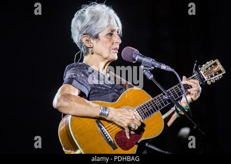Reggiseno in Italia. 09 agosto 2018. Il leggendario cantante americano-cantautore e attivista politico Joan Baez esibirsi dal vivo sul palco in cortile dell'Agenzia di Pollenzo durante la tariffa "Te ben Tour 2018' Credit: Rodolfo Sassano/Alamy Live News Foto Stock