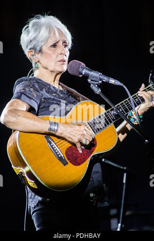 Reggiseno in Italia. 09 agosto 2018. Il leggendario cantante americano-cantautore e attivista politico Joan Baez esibirsi dal vivo sul palco in cortile dell'Agenzia di Pollenzo durante la tariffa "Te ben Tour 2018' Credit: Rodolfo Sassano/Alamy Live News Foto Stock