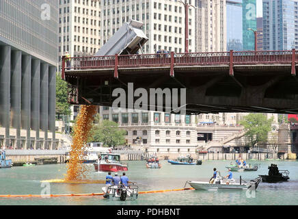 Chicago, Stati Uniti d'America. Il 9 agosto, 2018. Le papere di gomma sono caduto nel fiume di Chicago durante il XIII annuale di Chicago Ducky Derby a Chicago, negli Stati Uniti, e il Agosto 9, 2018. Derby organizzatori è sceso di circa 60.000 le papere di gomma nel fiume Chicago il giovedì per avviare la gomma Ducky Derby di quest'anno, che aiuta a raccogliere fondi per le Olimpiadi Speciali Illinois. Credito: Wang Ping/Xinhua/Alamy Live News Foto Stock