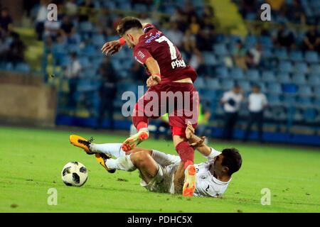 Yerevan, Armenia. Il 9 agosto, 2018. Constantin Paun (parte superiore) della Romania CFR compete durante la UEFA Europa League terzo turno di qualificazione partita di calcio tra Alashkert e cfr a Yerevan, Armenia, su Agosto 9, 2018. CFR ha vinto 2-0. Credito: Gevorg Ghazaryan/Xinhua/Alamy Live News Foto Stock