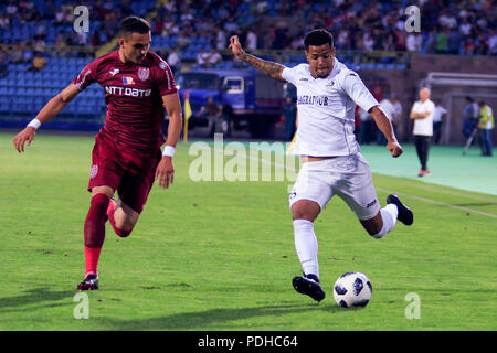 Yerevan, Armenia. Il 9 agosto, 2018. Jefferson (R) di Armenia vies Alashkert con Cristian Manea della Romania CFR durante la UEFA Europa League terzo turno di qualificazione partita di calcio tra Alashkert e cfr a Yerevan, Armenia, il 9 agosto 2018. CFR ha vinto 2-0. Credito: Gevorg Ghazaryan/Xinhua/Alamy Live News Foto Stock