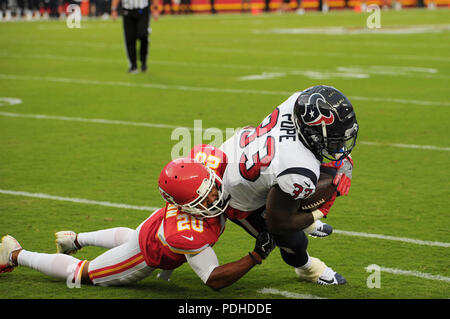 Kansas City, Regno Unito. Agosto 09, 2018: Houston Texans running back Troymaine Papa (33) fa una prima metà ricezione come Kansas City Chiefs cornerback Steven Nelson (20) rende il affrontare durante la NFL Pre-Season partita di calcio tra la Houston Texans e il Kansas City Chiefs Ad Arrowhead Stadium di Kansas City, Missouri. Kendall Shaw/CSM Foto Stock