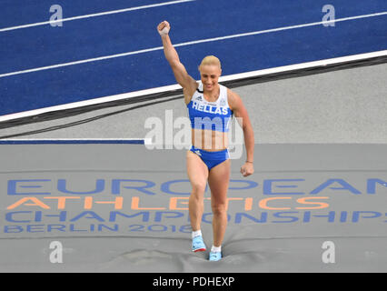 Berlino, Germania. 09Aug, 2018. 09.08.2018, Berlin: atletica, Campionati Europei allo Stadio Olimpico: pole vault, donne finale: Nikoleta Kiriakopoulou dalla Grecia in celebra. Credito: Bernd Thissen/dpa/Alamy Live News Foto Stock