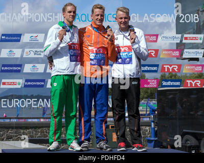 Loch Lomond, UK. Il 9 agosto 2018. Ungheria Kristof Rasovszky (14), Paesi Bassi' Ferry Weertman (7) e la Germania Rob Muffels (12) celebrare durante la premiazione, dopo la vittoria in argento, oro e bronzo negli uomini di 10 km di gara finale, durante il giorno 8 del Glasgow 2018 Campionati Europei, a Loch Lomond e il Trossachs National Park. Credito: Iain McGuinness/Alamy Live News Foto Stock